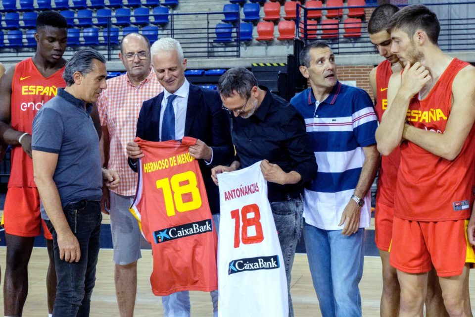Scariolo, junto a Hermoso de Mendoza, Rubén Antoñanzas y Fernando Verano. / Abel Alonso (Efe)