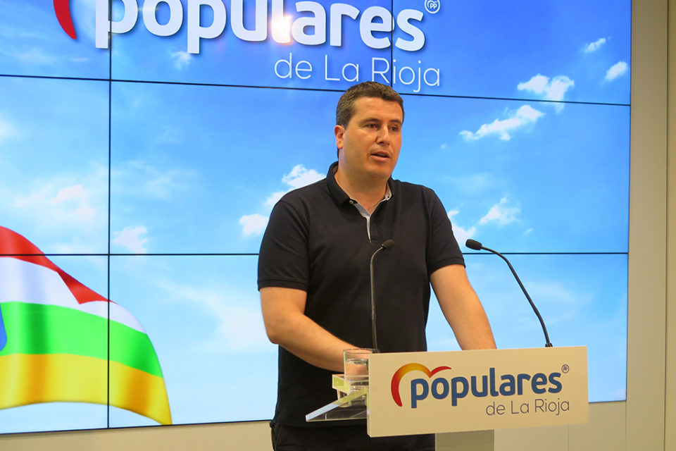 Diego Bengoa, durante la rueda de prensa, en la sede del PP riojano. / NR