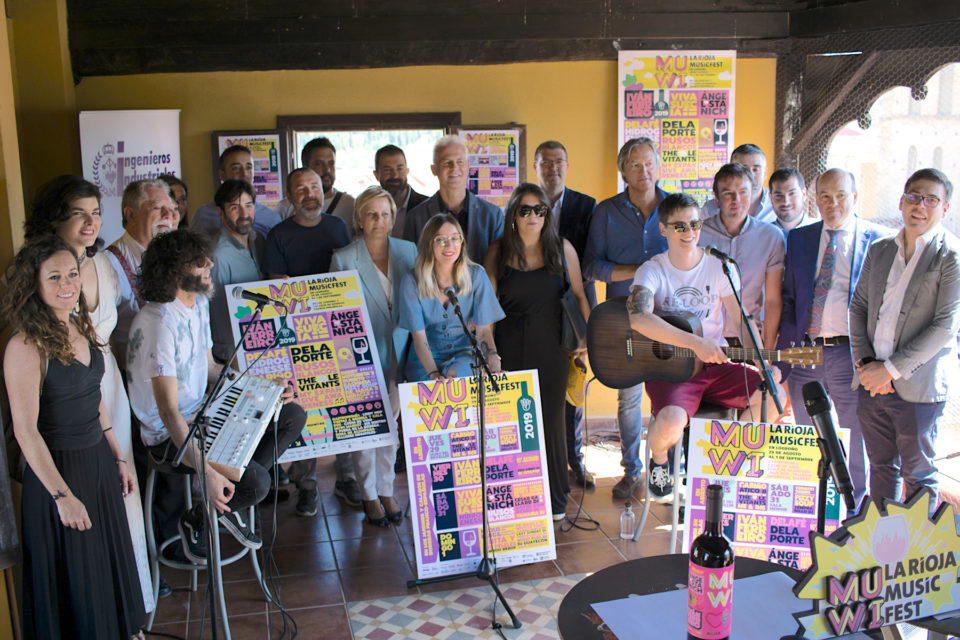 Organizadores, patrocinadores y administraciones, en la presentación del Muwi en la azotea del Colegio de Ingenieros. /NR