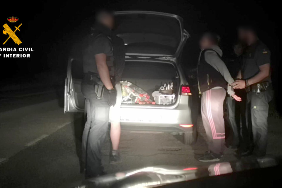 La Guardia Civil intercepta el vehículo en el que transportaban el material robado. / Guardia Civil