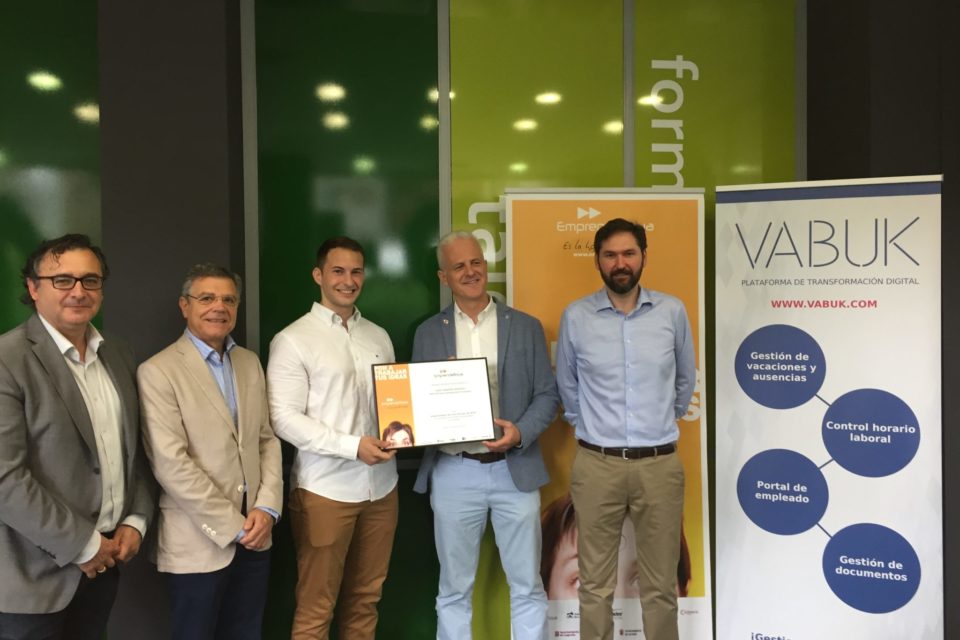 El alcalde de Logroño entrega el diploma David Navarro. / NR