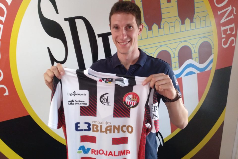 El delantero logroñés se convierte en el segundo fichaje de la SDL para la temporada 19-20. / SDL