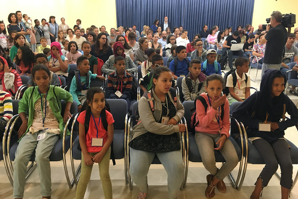 Los niños saharauis, en el Salón de Usos Múltiples del Ayuntamiento de Logroño. / NR