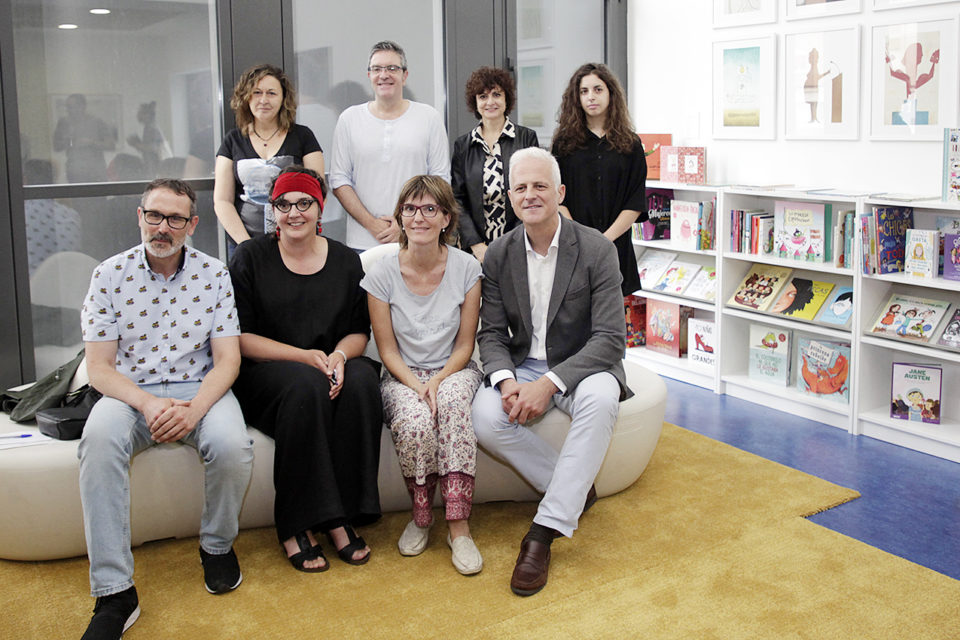 El alcalde y varios concejales, en la presentación del nuevo espacio en la Biblioteca Rafael Azcona. Ingrid