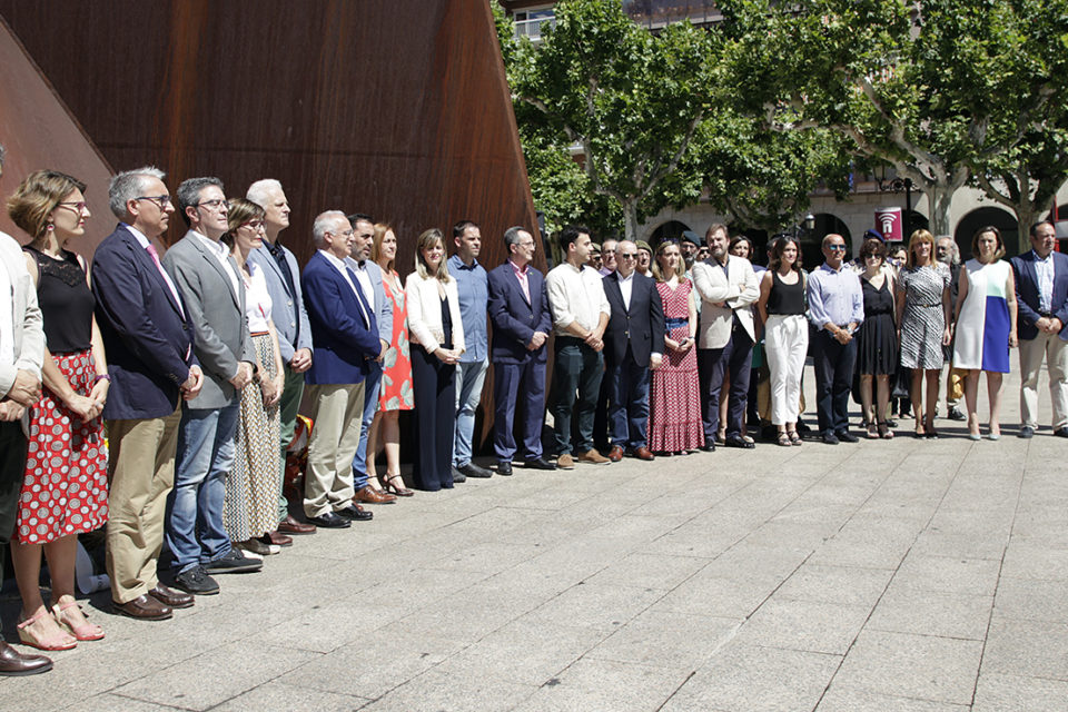 Autoridades y representantes de las víctimas del terrorismo, en el acto celebrado en el Espolón. / Ingrid