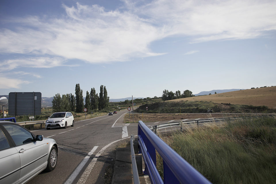 La obra dotará de mayor seguridad al entronque de la carretera LR-254 (Lardero-Entrena) con la carretera de Soria. / Clara Larrea