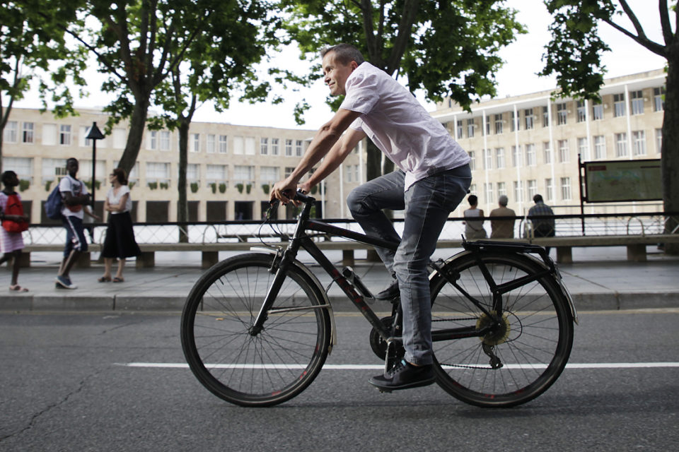 El responsable municipal de Urbanismo, firme defensor de la movilidad sostenible, predica con el ejemplo y se mueve por la ciudad en bicicleta. / Clara Larrea