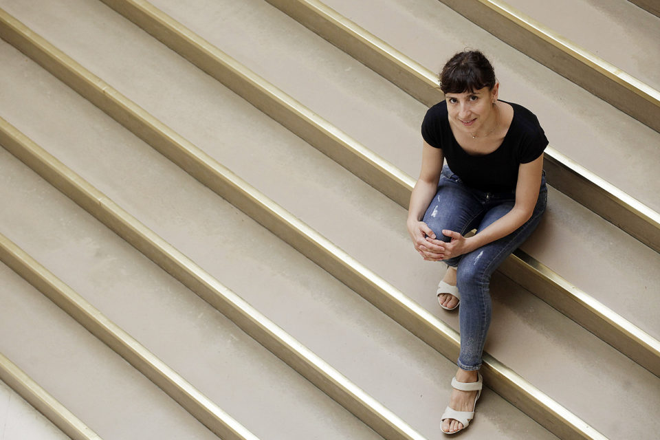 Carmen Urquía, concejal de Cultura, en las escaleras del Ayuntamiento de Logroño. / Ingrid