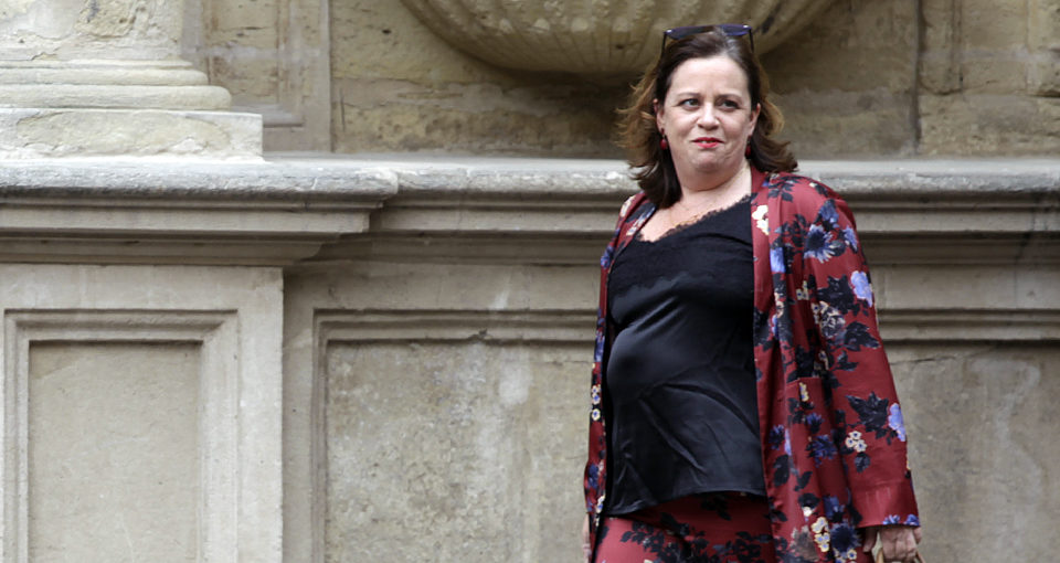 La diputada de UP, Henar Moreno, se dirige a la sesión constitutiva del Parlamento riojano el pasado 20 de junio. / Ingrid