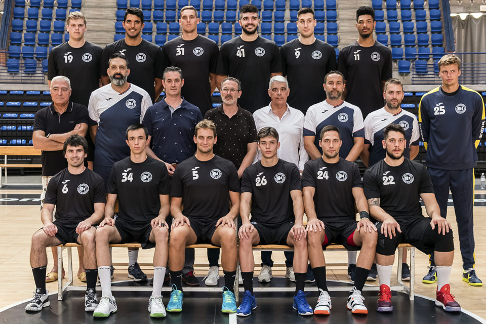 Foto de familia del Balonmano Logroño en su primer entrenamiento del curso 2019-20. / Clara Larrea
