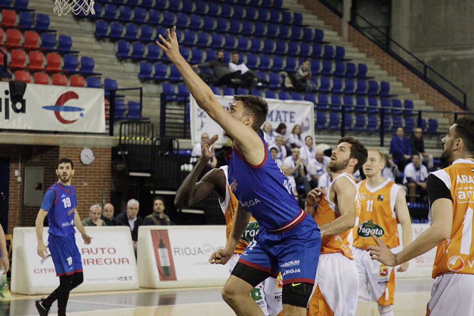 Imagen del partido que enfrentó el pasado año al Clavijo Rioja Vega con el Morón. / Darío Uruñuela