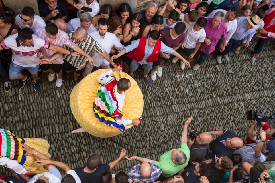 Miles de visitantes se acercan a contemplar la bajada de los danzadores. / R.M. (Efe)