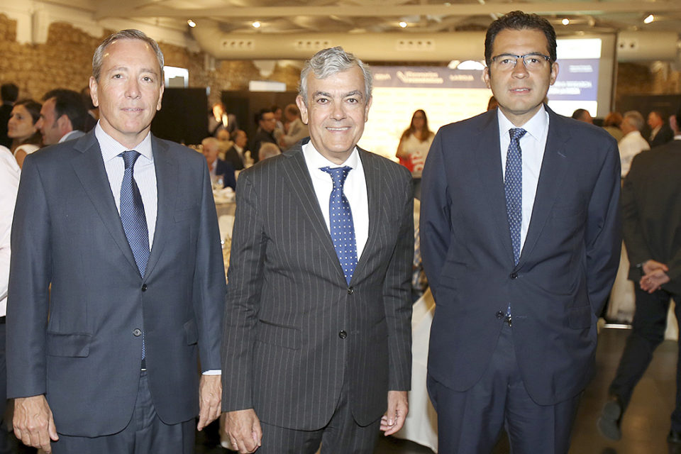 Luis Llorens, director regional BEC; Carlos Gorrria, director territorial Norte, y Miguel Cardoso, economista jefe para España de BBVA Research. / NR