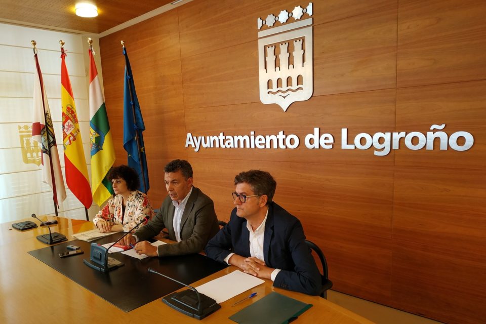 El portavoz popular, Conrado Escobar (en el centro), acompañado por Celia Sanz y Antonio Ruiz Lasanta. / PP (Twitter)