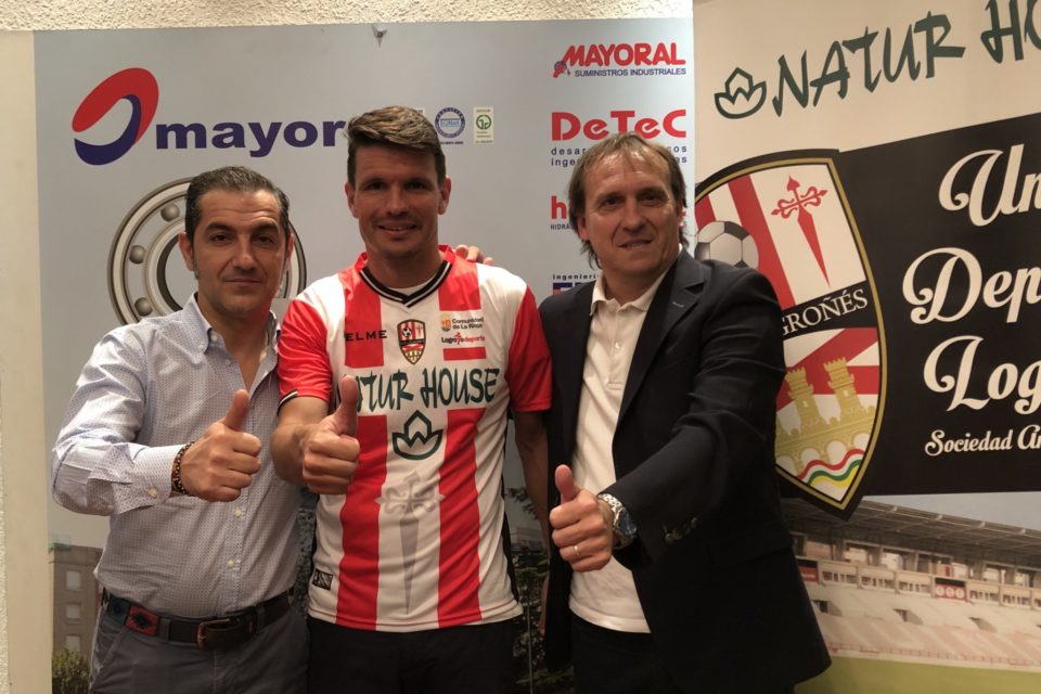 Jon Errasti, durante su presentación como nuevo jugador de la UDL. / UDL