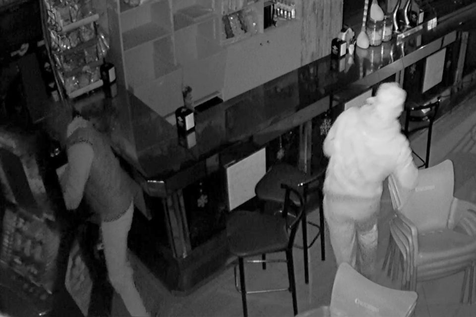Los ladrones, durante un robo cometido en un bar en La Rioja. / Guardia Civil