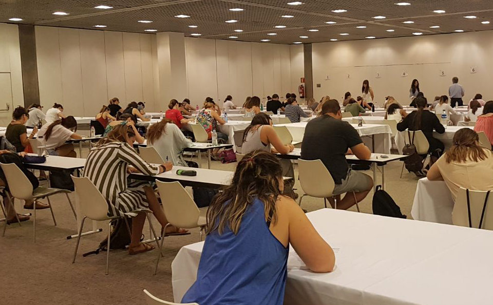 Alumnos de la UNIR realizan el examen de la última convocatoria. / NR
