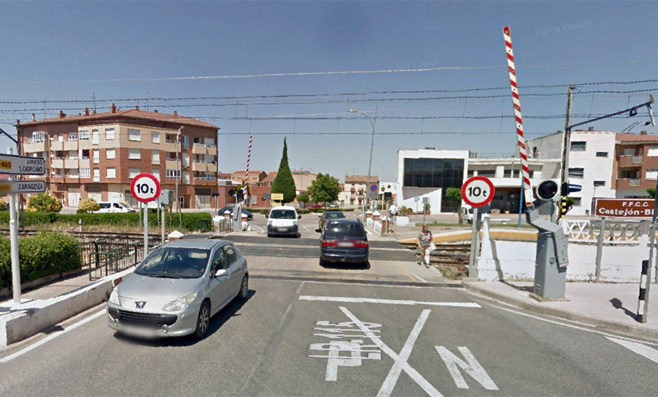 Paso a nivel del centro de Rincón de Soto. / Google Maps