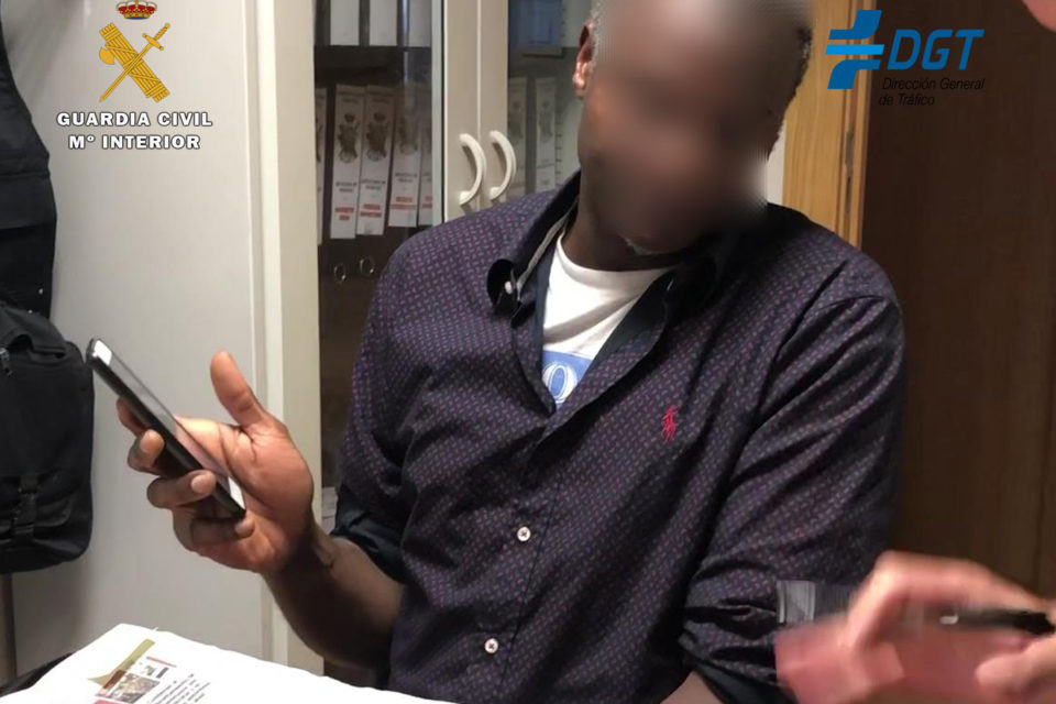 El detenido por suplantar la identidad de un compatriota, en dependencias policiales. / Guardia Civil