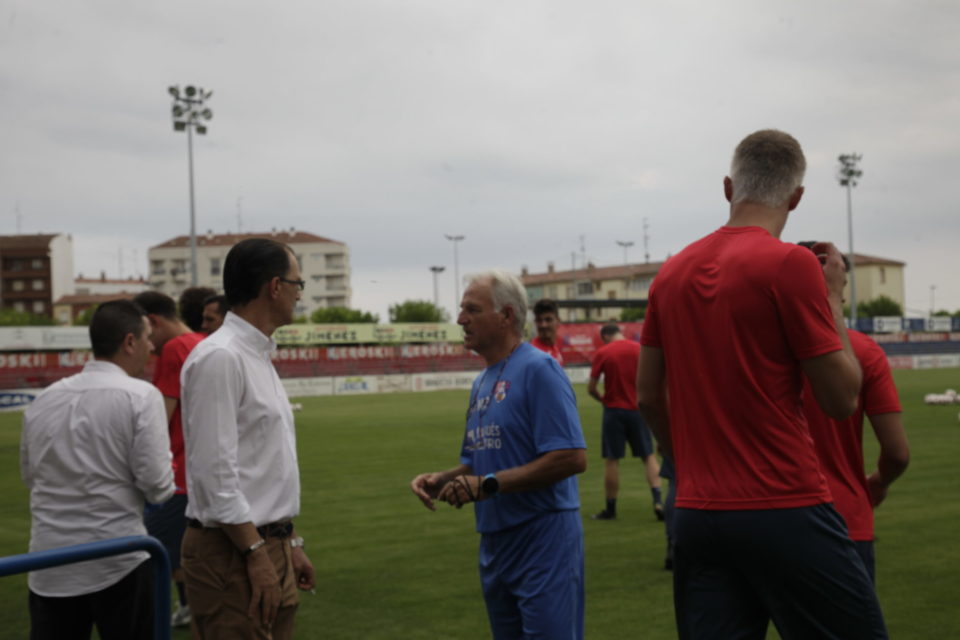 Miguel Sola, rodeado por sus jugadores, en el primer entrenamiento de la pretemporada. / Clara Larrea