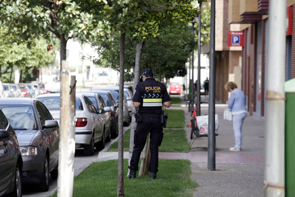 Un agente inspecciona un parterre en la calle Servillas de Cascajos. / Ingrid