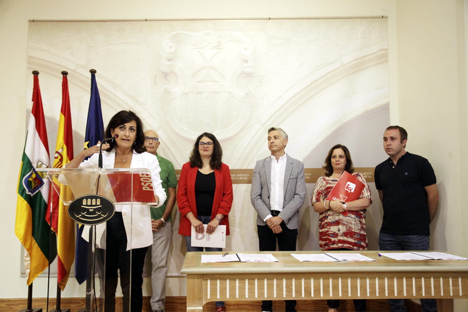 Concha Andreu, futura presidente, explica el acuerdo, en presencia de Giró (Equo), Romero (Podemos), Ocón (PSOE) y Moreno y Menidola (IU). / Ingrid