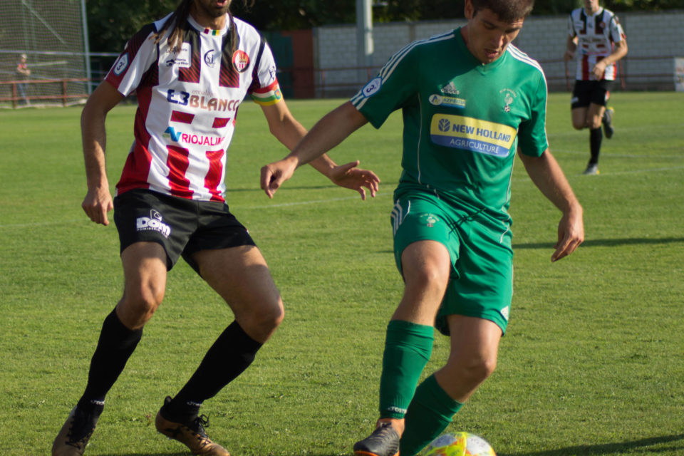 Ledo vigila al ex blanquirrojo, Chuchi, uno de los puntales de La Calzada. / SDL