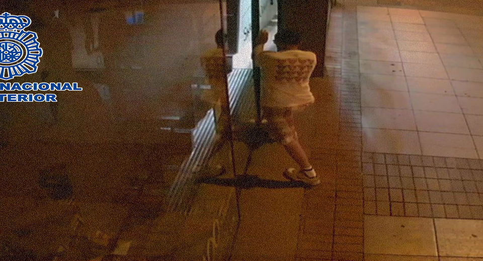 El arrestado, grabado cuando intentaba robar en la papelería Santos Ochoa. / Policía Nacional