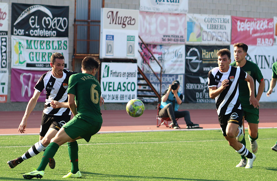 Los jarreros intentan hacerse con el balón en un partido en el que el Bilbao Athletic fue muy superior. / Antonio Corral