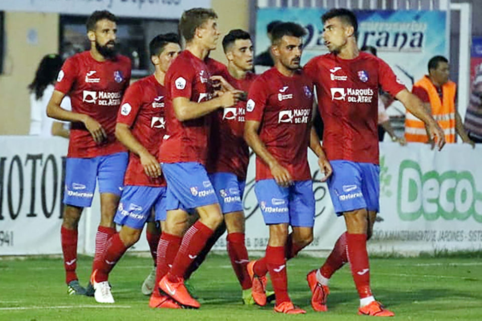 Los jugadores festejan el penalti anotado por Parla. / CD Calahorra