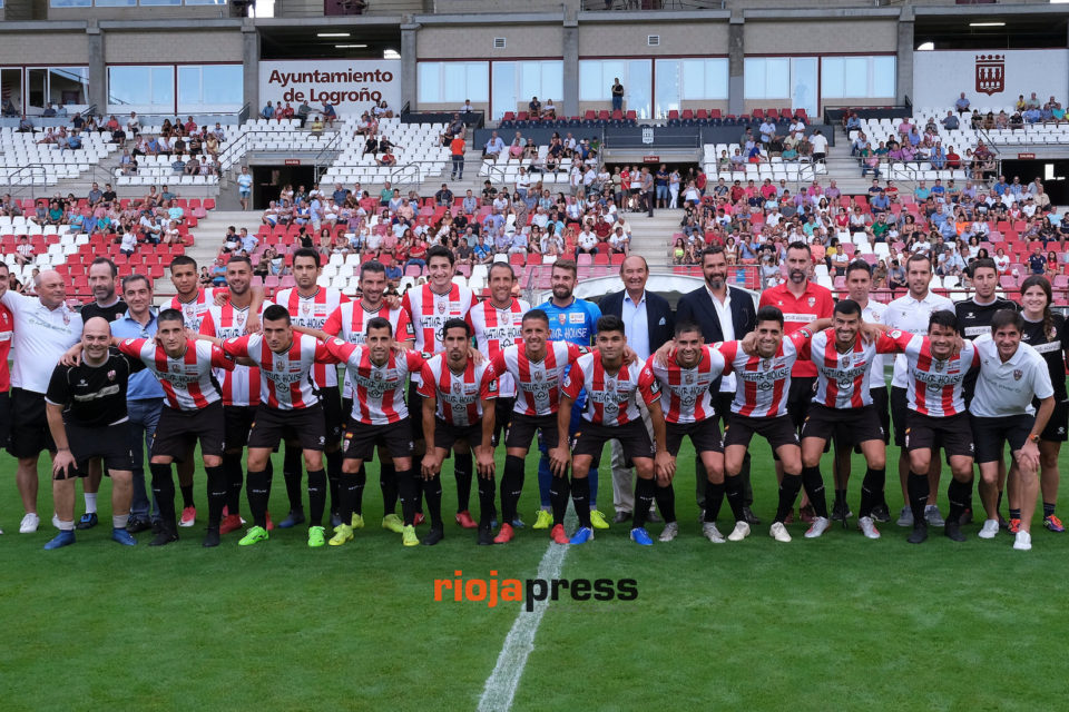 Integrantes de la primera plantilla blanquirroja que, en su intento número once, tratarán de perseguir el ansiado ascenso a Segunda. / RIOJAPRESS