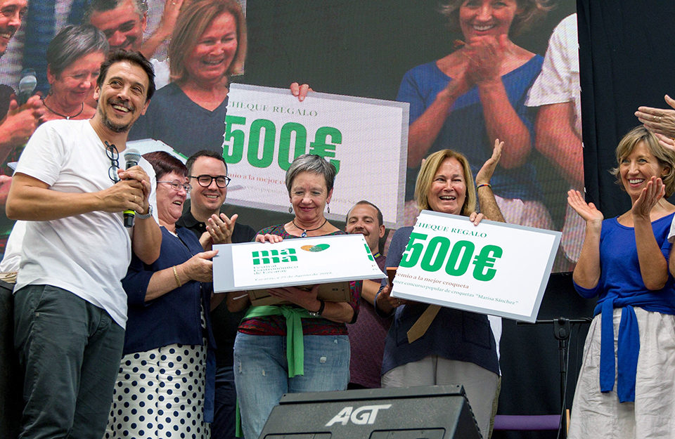 Entrega del premio a las ganadoras del Concurso de Croquetas Marisa Sánchez. / Raquel Manzanares (Efe)