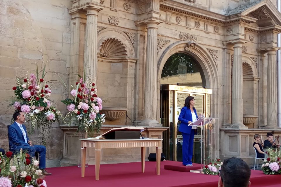 La presidenta del Gobierno de La Rioja pronuncia su discurso durante el acto de toma de posesión en la plaza del Parlamento. / NR