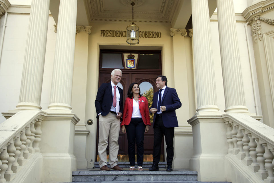 La presidenta, junto al alcalde de Logroño (izquierda) y el delegado del Gobierno (derecha). / Ingrid