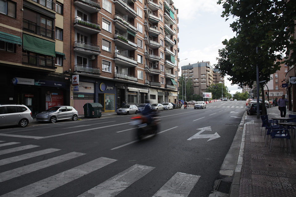 El tráfico circula desde el jueves pasado por el nudo de Vara de Rey tras paralizarse la obra. / Clara Larrea