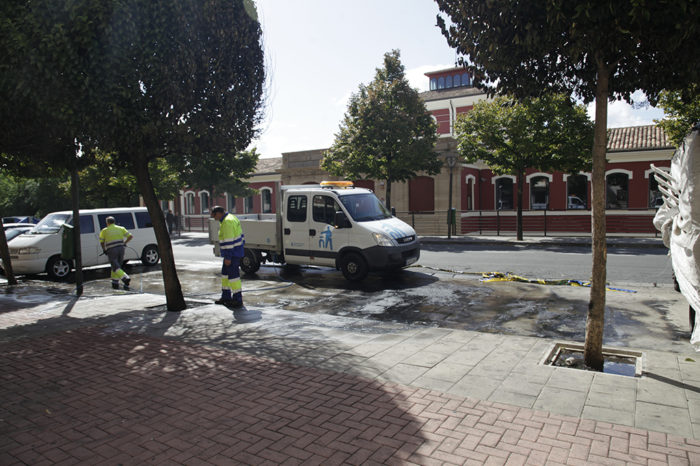 La explosión e incendio de un coche afecta a cuatro vehículos más en Logroño