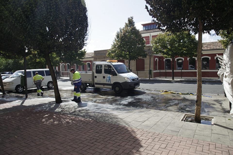 Los operarios limpian el lugar en el que han ardido los vehículos. / Ingrid