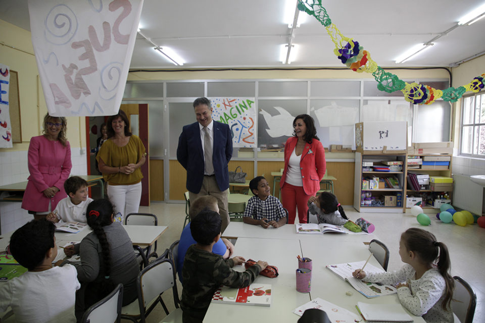 La presidenta y el consejero de Educación charlan con los alumnos durante la visita al colegio San Francisco. / Ingrid