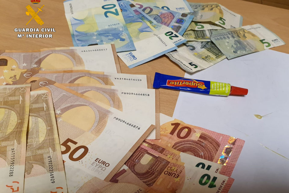 Dinero y pegamento intervenido a los detenidos. / Guardia Civil