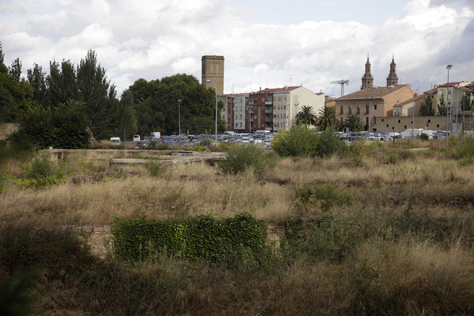 Ruinas de Valbuena, con el casco antiguo logroñés al fondo. / Clara Larrea