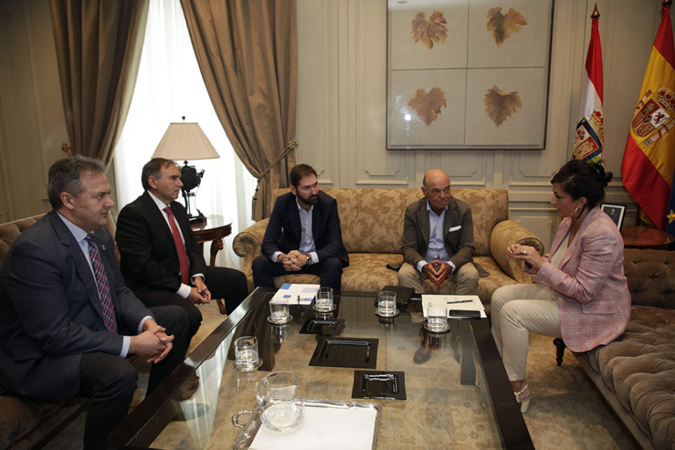 Momento de la reunión entre la presidenta regional y los consejeros Cacho y Castresana, con representantes de la Federación de Empresas de La Rioja. / Ingrid