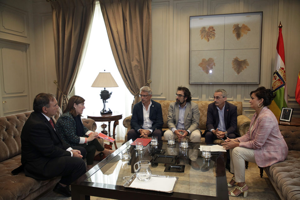 La presidenta, acompañada por los consejeros Castresana y Alba, durante el encuentro mantenido con responsables de la UR. / Ingrid