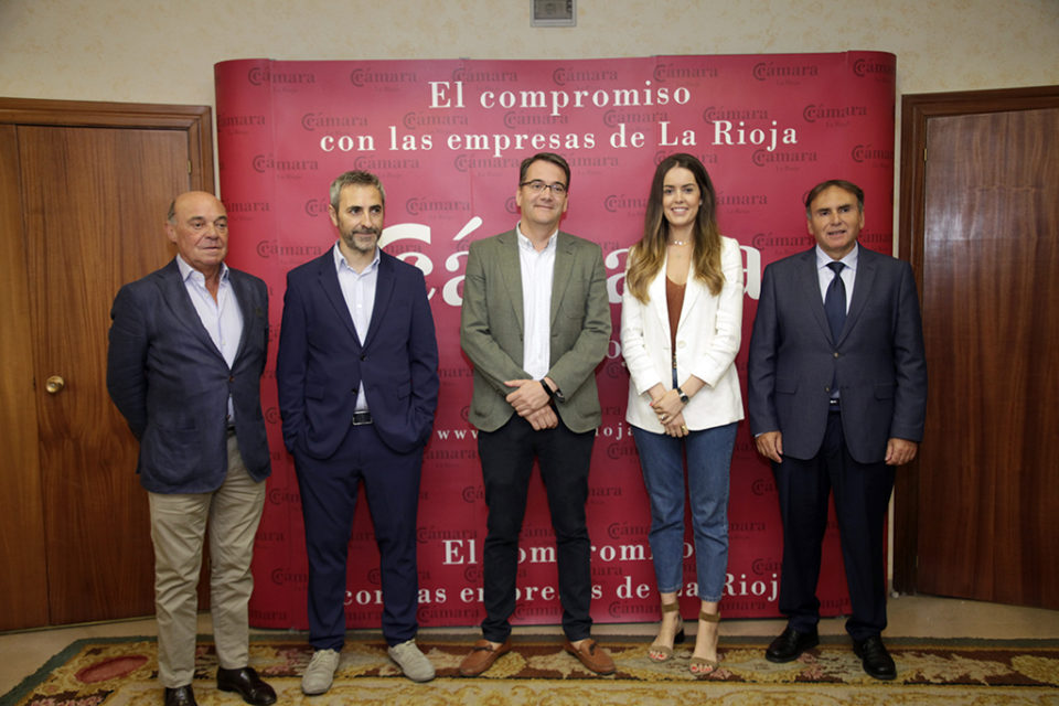 El presidente de la Cämara y el consejero de Desarrollo Autonómico, con los representantes de las empresas galardonadas. / Ingrid