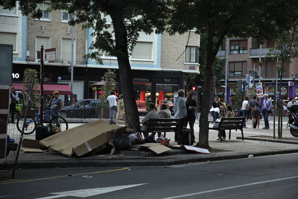 Voluminosos y enseres apilados en las inmediaciones de la estación de autobuses de Logroño. / Clara Larrea