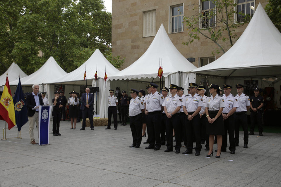 El alcalde de Logroño interviene durante el acto inaugural de la exposición Medios Policiales. / Ingrid