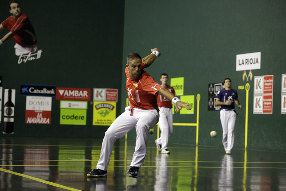 Aimar Olaizola se llevó la victoria gracias al buen trabajo de Rezusta. Ni Aimar niVíctor brillaron en un Adarraga a reventar. / Clara Larrea