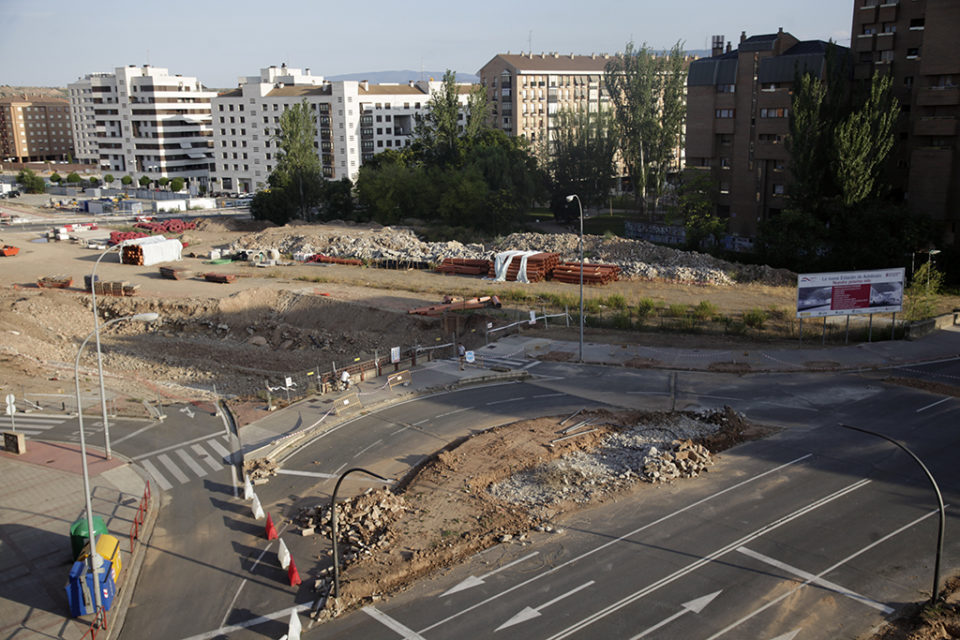 Estado actual del nudo de Vara de Rey tras pararse la obra que estaba ejecutándose. / Clara Larrea