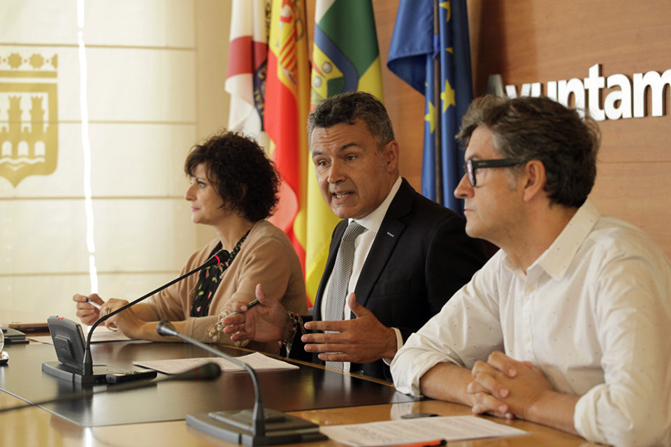 El portavoz del Grupo Municipal del PP, Conrado Escobar (en el centro), con otros dos concejales, en una imagen de archivo. / Ingrid