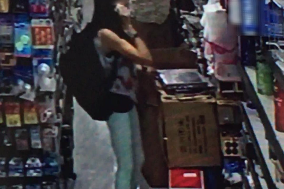 La detenida, en el interior de una tienda. / Guardia Civil