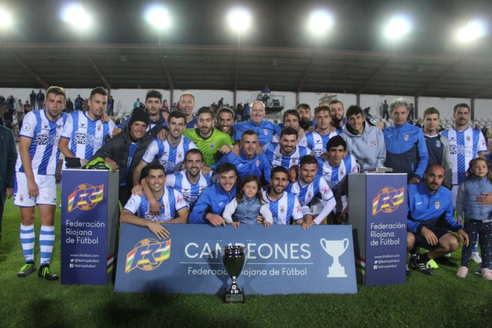 La plantilla del Náxara festeja el título de Copa Federación recién conquistado en el Mundial. / FEDERACIÓN RIOJANA DE FÚTBOL
